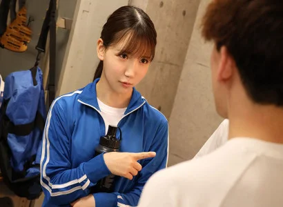 các chàng trai trong câu lạc bộ bóng đá cùng quan hệ với cô gái xinh trong câu lạc bộ