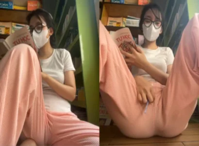 Em vừa đọc truyện vừa cho sextoy vào lồn