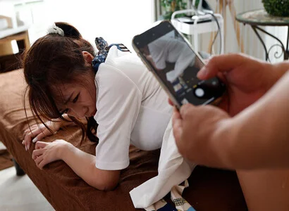 Trong lúc triệt lông thì xông vào hiếp