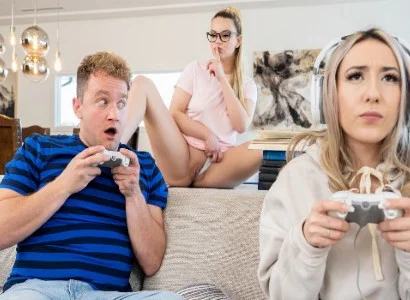 nàng ham chơi game đến mức bị bạn thân giành mất người yêu