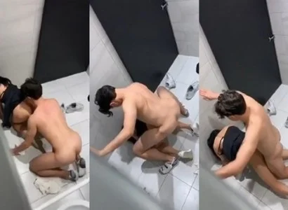 Họ đang làm chuyện ấy trong WC