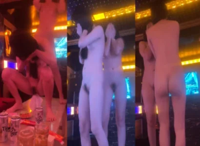 Nữ vũ công nhún nhảy thoát y cực dâm trong không gian quán hát