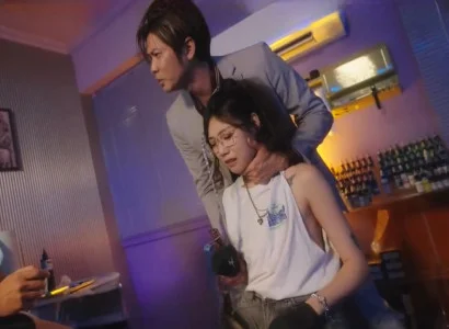 Chủ tiệm xăm xinh đẹp bị địt tập thể bởi nhiều người