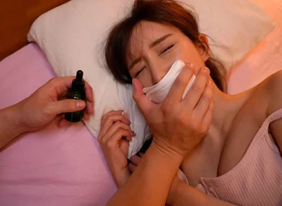 Tôi đưa thuốc mê khiến cô em họ xinh đẹp mê man rồi quan hệ